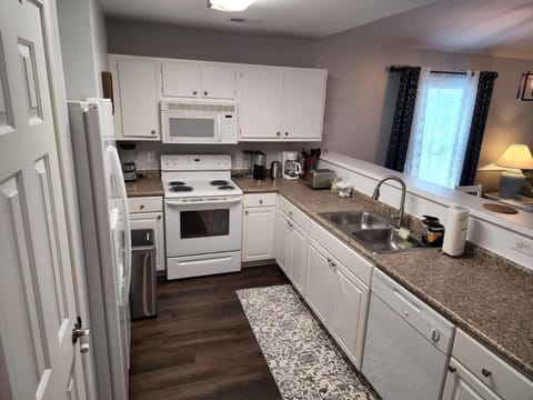 Gorgeous condo at River Oaks golf grounds House in Carolina Forest