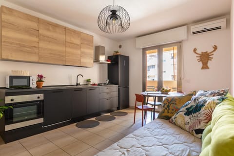 Property building, TV and multimedia, Kitchen or kitchenette, Living room, Seating area, Dining area, oven, stove, air conditioner