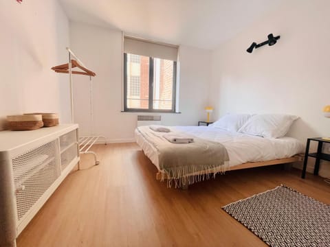 Bed, Photo of the whole room, Bedroom, towels