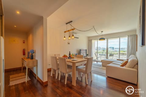 TV and multimedia, Living room, City view