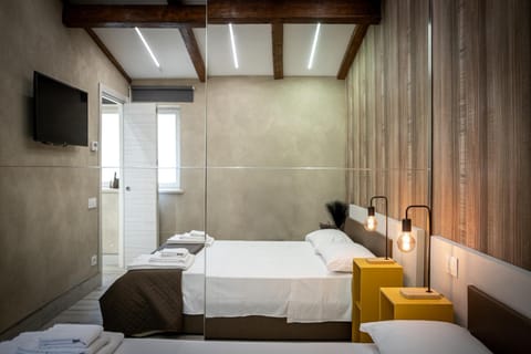Bed, TV and multimedia, Photo of the whole room, Bedroom, towels
