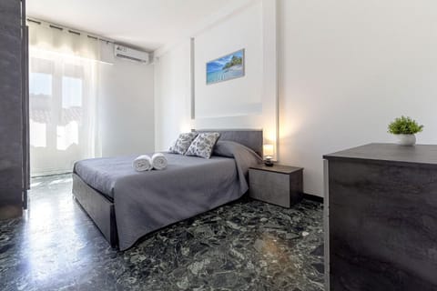 Bed, Photo of the whole room, Bedroom, air conditioner