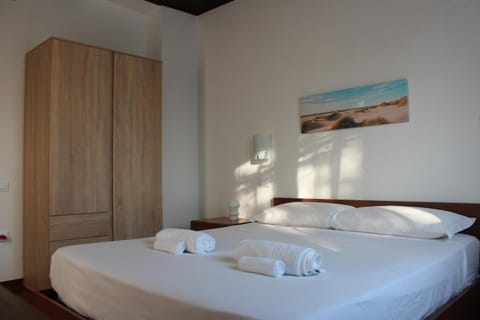 Bed, Bedroom, Sea view, towels, wardrobe