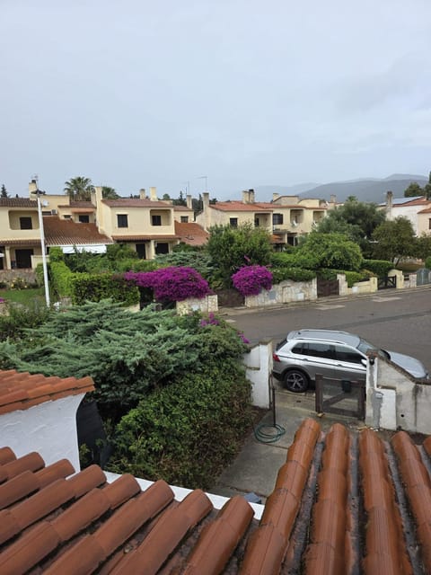 Neighbourhood, Mountain view, Quiet street view, Parking