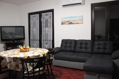 TV and multimedia, Living room, Seating area, Dining area, air conditioner