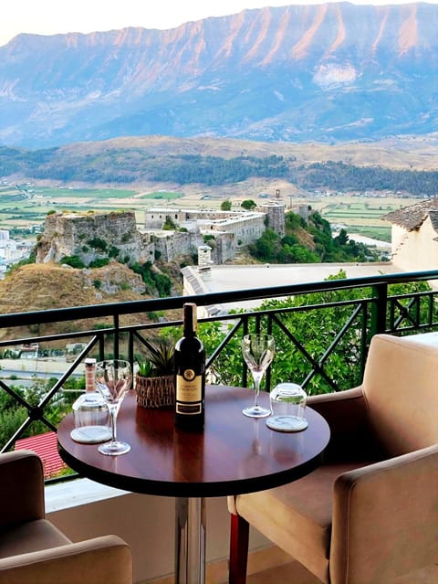 Nearby landmark, Restaurant/places to eat, Day, Natural landscape, View (from property/room), Balcony/Terrace, Food and drinks, Seating area, Dining area, Mountain view, Drinks