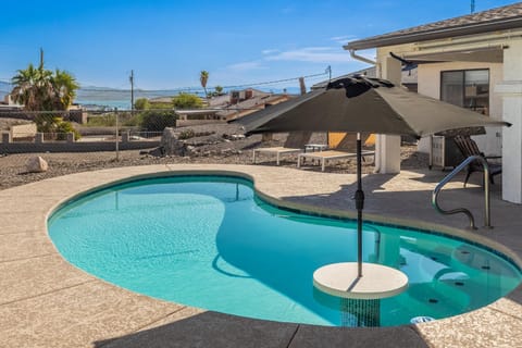 Patio, Day, Lake view, Swimming pool, sunbed