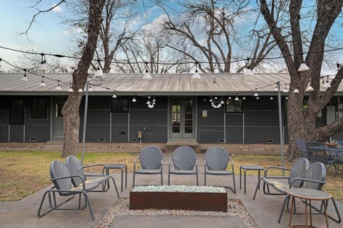 Canary Haus Walk to Main Pet friendly Firepit House in Fredericksburg