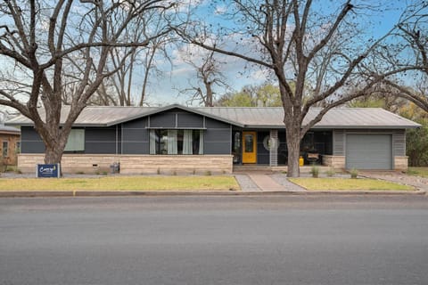 Canary Haus Walk to Main Pet friendly Firepit House in Fredericksburg