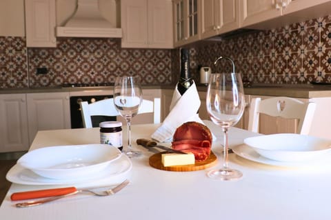 Food and drinks, Dining area, Food