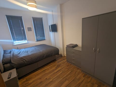 Photo of the whole room, Bedroom, wardrobe