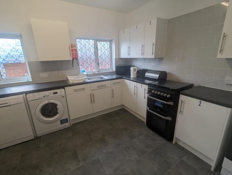 Kitchen or kitchenette, Kitchen or kitchenette, oven, stove, washing machine, dryer, kitchen