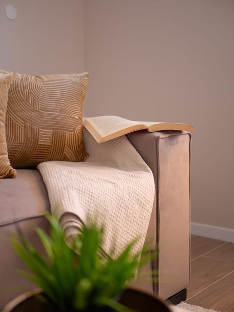 Bed, Living room, Photo of the whole room, Seating area