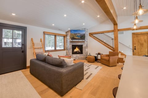 Splendid at Chamberlands by Tahoe Getaways - Chamberlands HOA, Private Hot Tub & Walk to Lake Tahoe House in Homewood