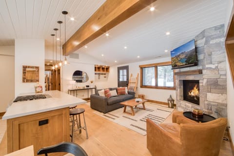 Splendid at Chamberlands by Tahoe Getaways - Chamberlands HOA, Private Hot Tub & Walk to Lake Tahoe House in Homewood