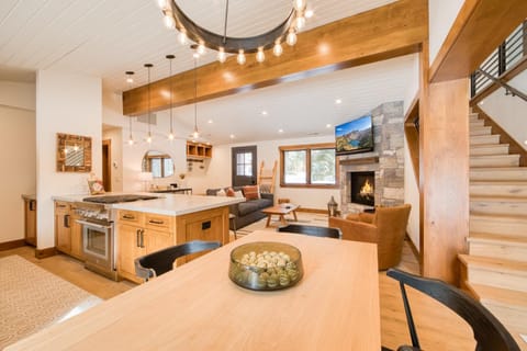 Splendid at Chamberlands by Tahoe Getaways - Chamberlands HOA, Private Hot Tub & Walk to Lake Tahoe House in Homewood