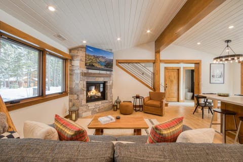 Splendid at Chamberlands by Tahoe Getaways - Chamberlands HOA, Private Hot Tub & Walk to Lake Tahoe House in Homewood