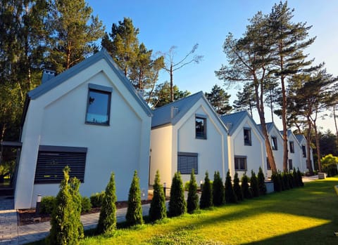 Property building, Day, Natural landscape, pet friendly