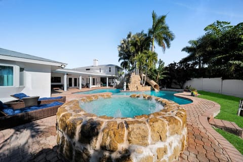 Property building, Patio, Day, Natural landscape, Garden, Garden view, Pool view, Swimming pool, sunbed