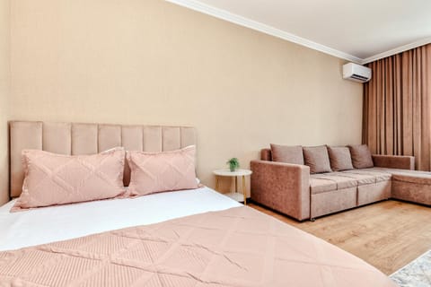 Bed, Living room, Photo of the whole room, Seating area, Bedroom, air conditioner