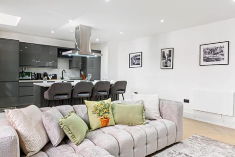 Living room, Seating area, Dining area, stove
