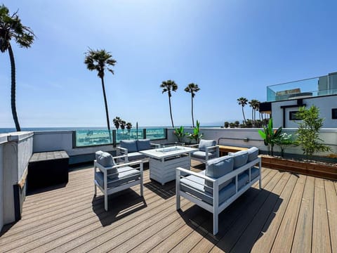 Property building, Patio, Natural landscape, Balcony/Terrace, Seating area, Sea view