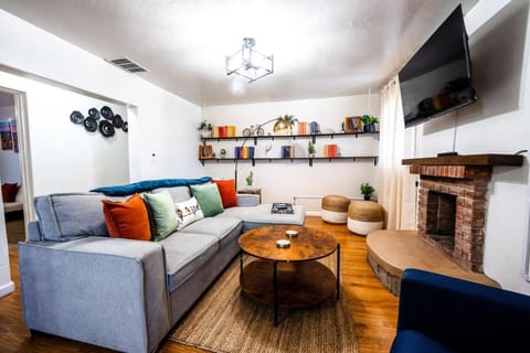 Communal lounge/ TV room, TV and multimedia, Living room, Seating area