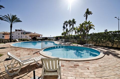 Property building, Restaurant/places to eat, Day, Garden, Pool view, Swimming pool, Breakfast, sunbed
