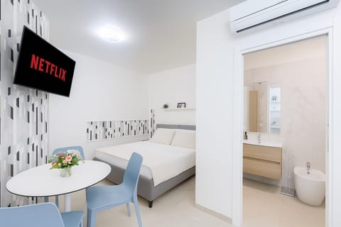 Bathroom, TV and multimedia, Living room, Photo of the whole room, Bedroom, air conditioner