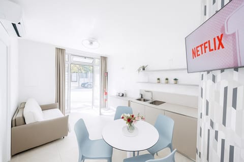 TV and multimedia, Kitchen or kitchenette, Living room, Dining area