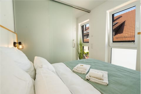 Bed, Bedroom, towels