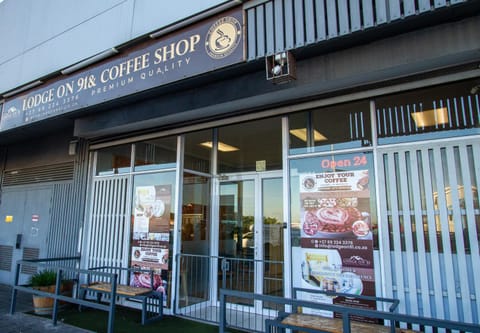 Lodge Luxe, Cozy Bedrooms, Free WiFi, Robust Security Nature lodge in Cape Town