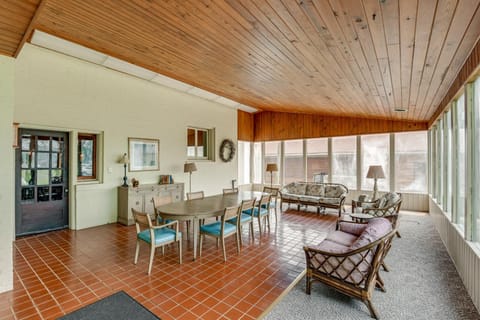 Walk to Lawrenceburg Square Home for Large Groups House in Tennessee