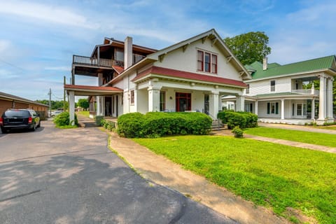 Walk to Lawrenceburg Square Home for Large Groups House in Tennessee