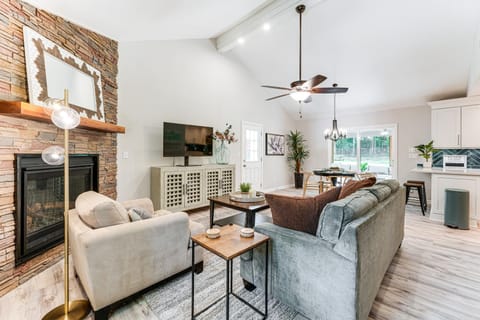 about 1 Mi to Dtwn Alpharetta Home with Screened Porch! House in Alpharetta