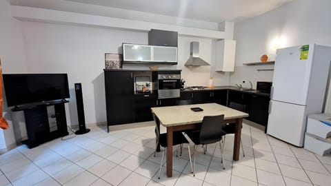 Kitchen or kitchenette, Dining area, dishwasher, oven, pet friendly, stove
