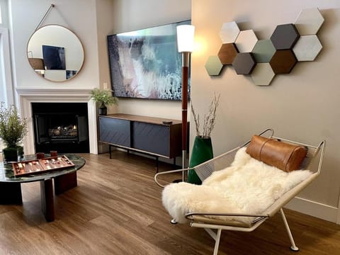 Designer 2 Bedroom with 3 Beds- Pool View, Gym, Parking Apartment hotel in Westwood