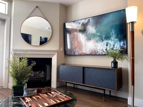 Designer 2 Bedroom with 3 Beds- Pool View, Gym, Parking Apartment hotel in Westwood