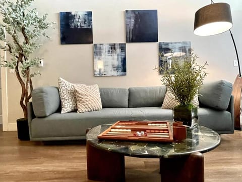 Designer 2 Bedroom with 3 Beds- Pool View, Gym, Parking Apartment hotel in Westwood