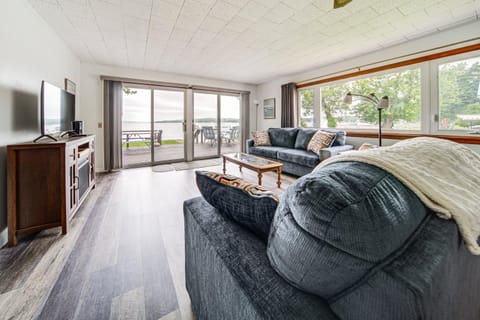 Waterfront Chautauqua Lake Home with Deck and Grill! House in Allegheny River