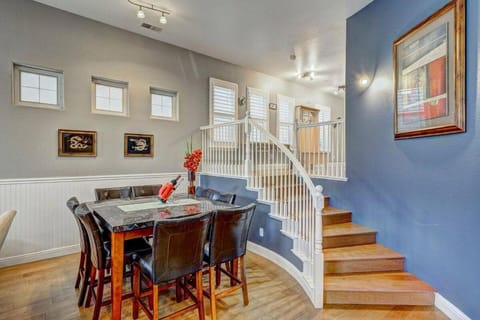 Seating area, Dining area