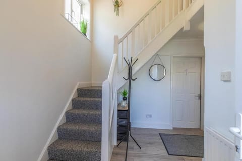 8 Bed Contractor Family Stays Free Private Parking House in Southampton