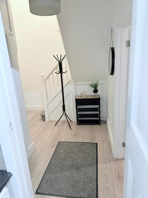 8 Bed Contractor Family Stays Free Private Parking House in Southampton