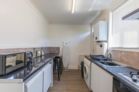 8 Bed Contractor Family Stays Free Private Parking House in Southampton