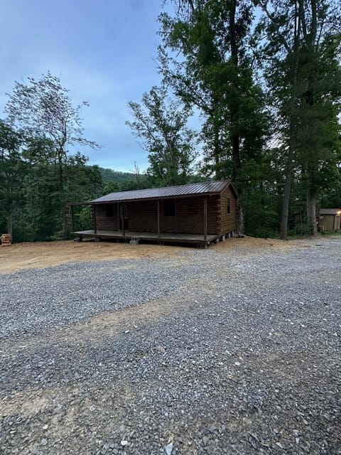 Hana Cabin sleeps 5 near Windrock general store Cabin in Oak Ridge