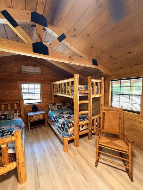 Hana Cabin sleeps 5 near Windrock general store Cabin in Oak Ridge