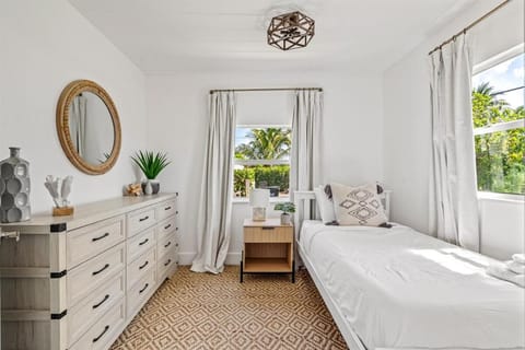 Sleeps 11 Walk to Atlantic Pool w Sun Deck House in Delray Beach