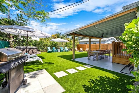 Sleeps 11 Walk to Atlantic Pool w Sun Deck House in Delray Beach