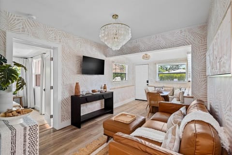 Sleeps 11 Walk to Atlantic Pool w Sun Deck House in Delray Beach