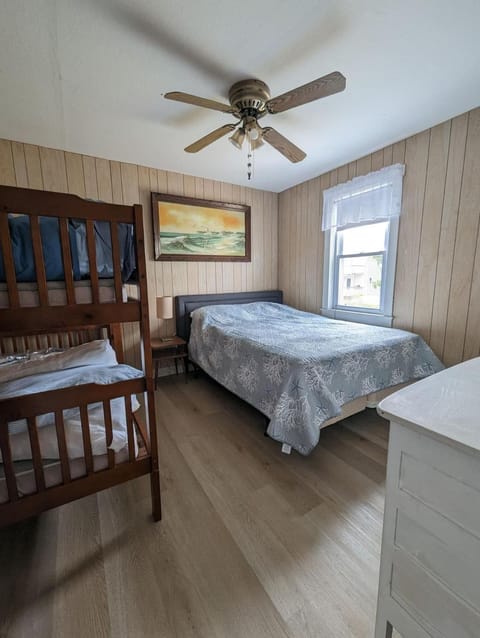 Heart of Beach Haven - Bay view House in Beach Haven